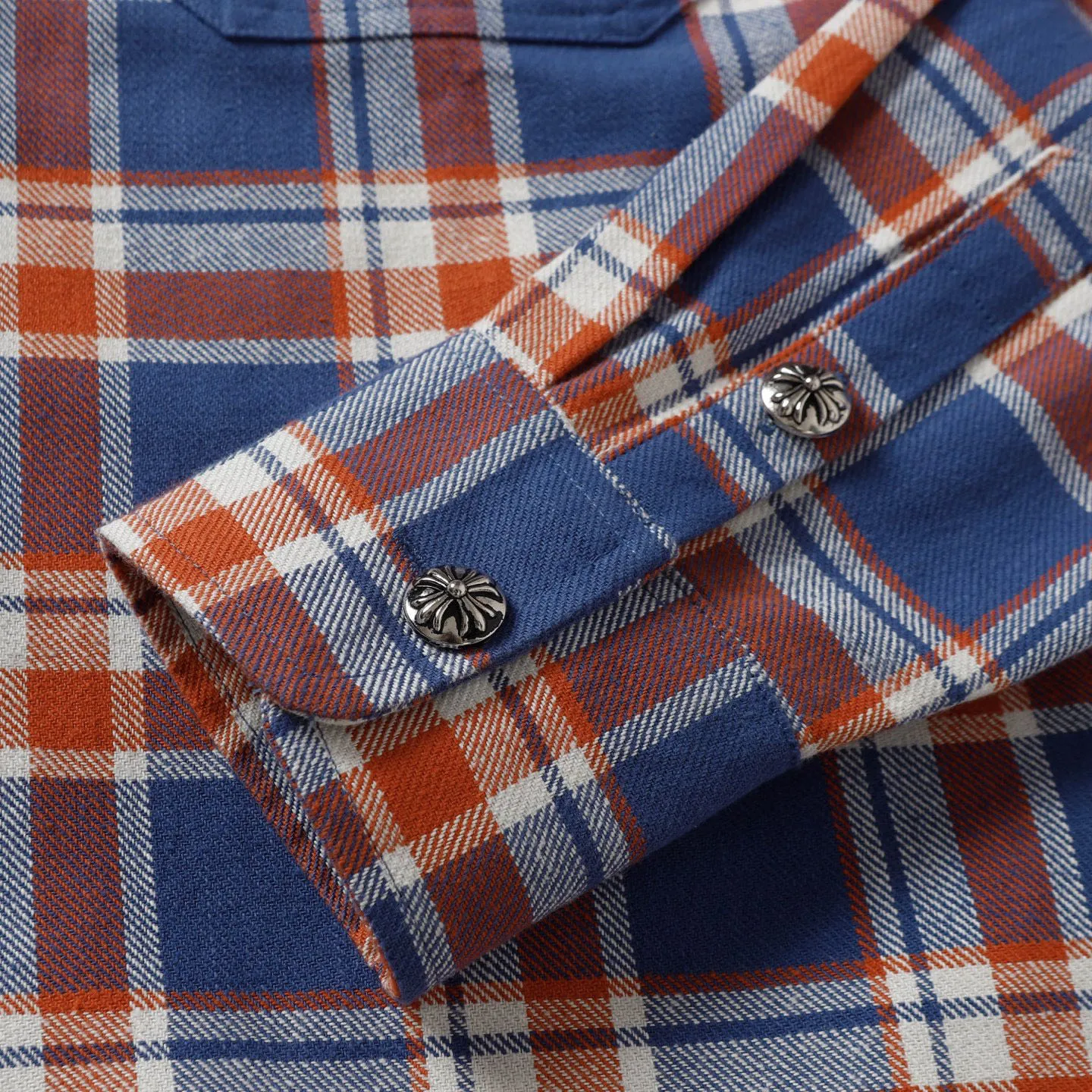 🅿️380 ch|24fw Crow Heart New Striped Plaid Splicing Silver Button Cardigan Shirt Process description: The fabric is made of custom-woven and custom-dyed wool blended fabric. The fabric contains wool components and has a very good texture. All the plaids are counter-position stitching. Every size and every plaid splicing is counter-position. It not only consumes fabric but also takes time. The details are very delicate. The sleeve logo printing uses special pulping. The characteristic of the printing process is the use of high-performance glue for printing, which creates a sense of layering on the printed pattern. The accessories of the new yb mold are used. Buttons and pocket silver jewelry are custom-developed using silver-plated foti materials. The cuffs are made with buttons and snaps that are consistent with yb and are designed with loose fit. The oversized version is truly restored. Color: blue/green/red. Size: S-XL.